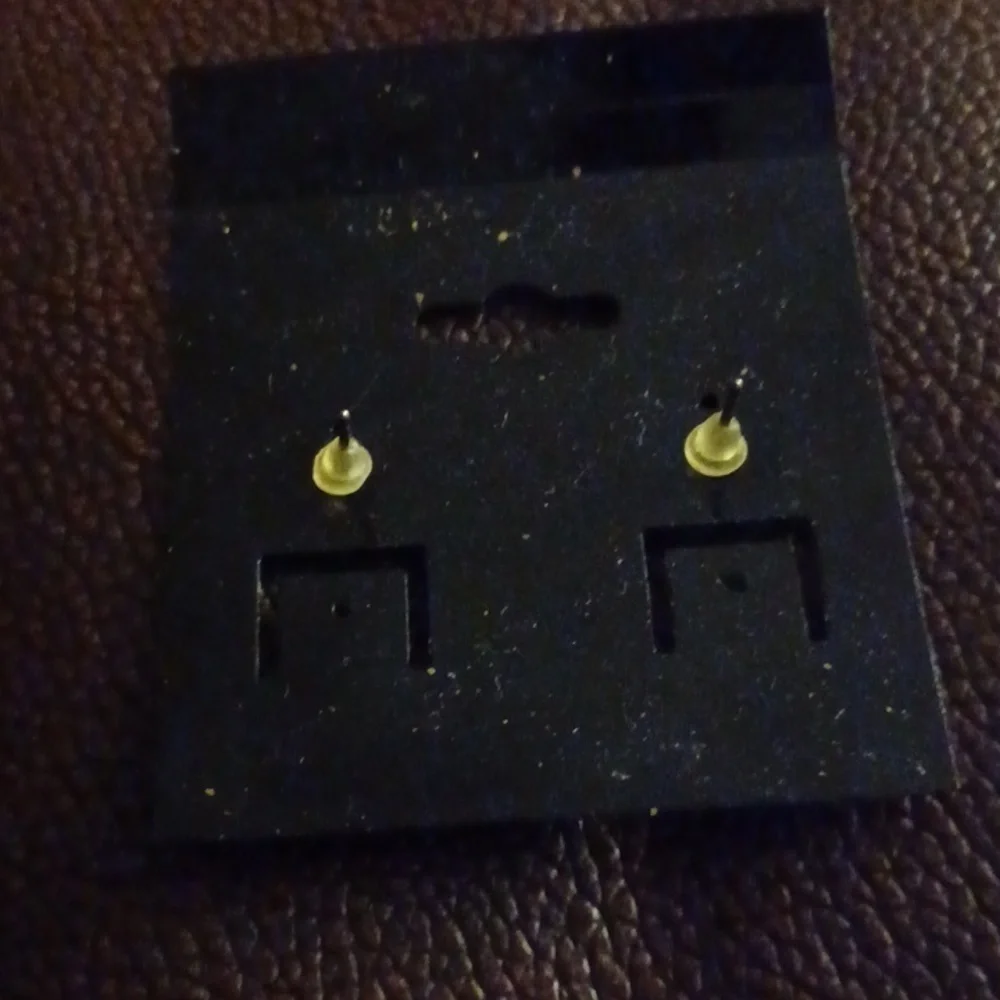 ❤️3/$10❤️ NWOT Pad Lock Earrings - Picture 3 of 3